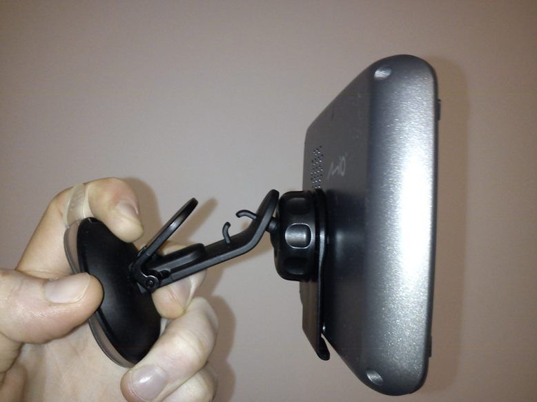 Trochę za mało sztywny uchwyt. Widać pokrętło blokujące ruchomy przegub.