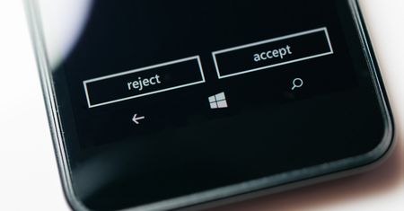 Czy to Surface Phone? Zdjęcie szefa działu sprzętu Microsoftu podsyciło spekulacje