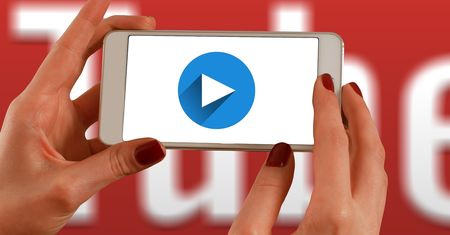 YouTube wprowadza nowe gesty w aplikacji. Przejście do następnego filmiku jest wygodniejsze