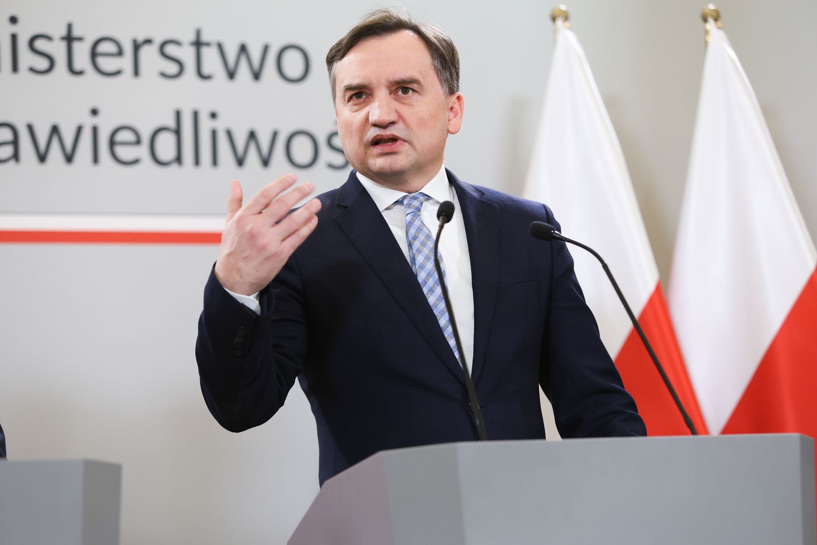 Warszawa, 01.02.2023. Minister sprawiedliwości, prokurator generalny Zbigniew Ziobro podczas konferencji prasowej w siedzibie Ministerstwa Sprawiedliwości w Warszawie, 1 bm. Temat: Komisja Europejska występuje przeciwko polskim dzieciom. (jm) PAP/Rafał Guz