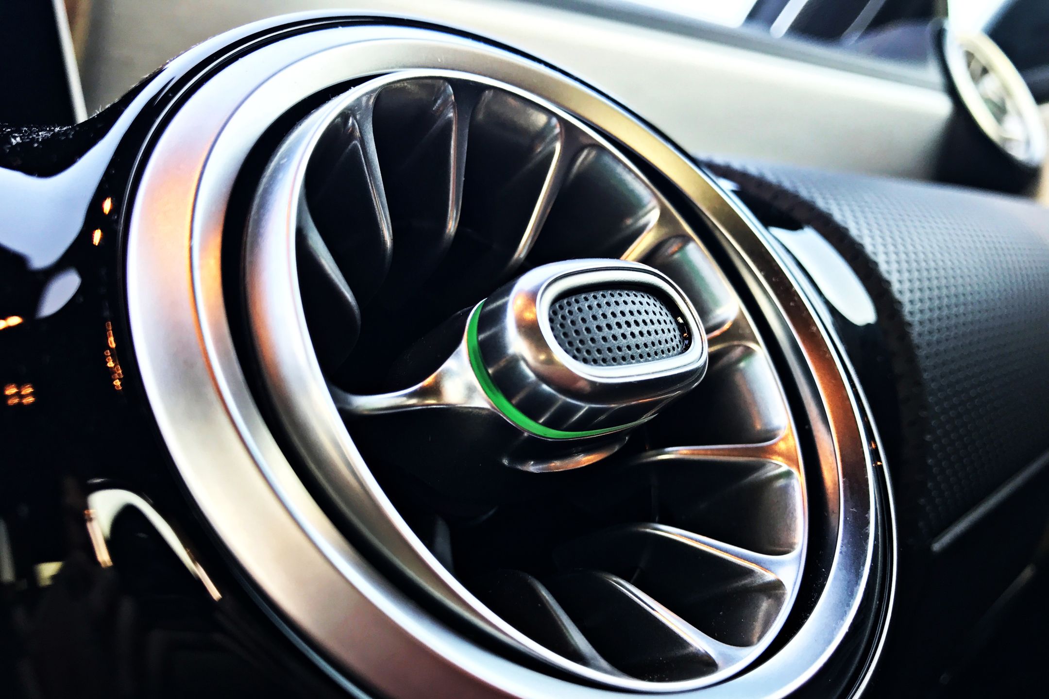 Hej, Mercedes. Ustaw kolor podświetlenia na zielony.