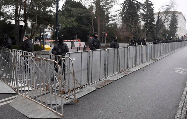 Policja: protestujący przed Sejmem blokowali drogę