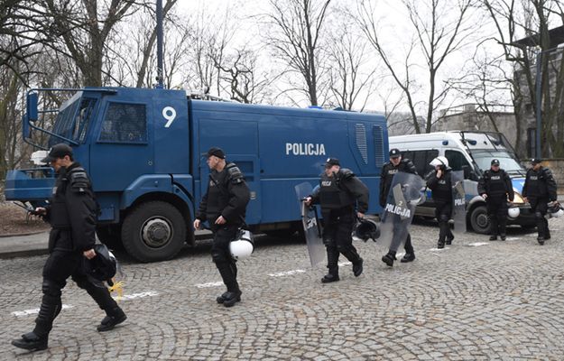 Warszawa: policja ściągnęła posiłki. Opancerzony wóz na miejscu protestu