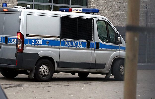W jednym z mieszkań na warszawskim Mokotowie pobili i podpalili młodego mężczyznę