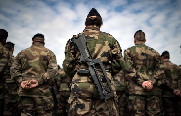 Francja: żołnierze poszli do McDonalda, w tym czasie ktoś ukradł im broń i amunicję