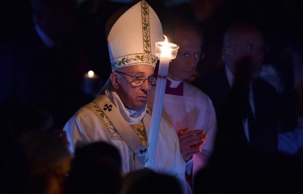 Papież odprawia mszę Wigilii Paschalnej