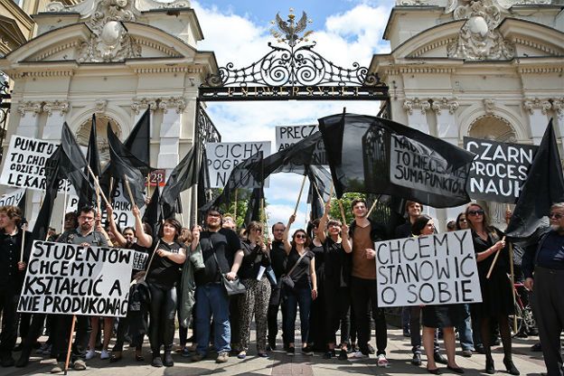 "Czarna procesja" przedstawicieli nauki. Kolarska-Bobińska do Dudy: my już rozmawiamy z humanistami