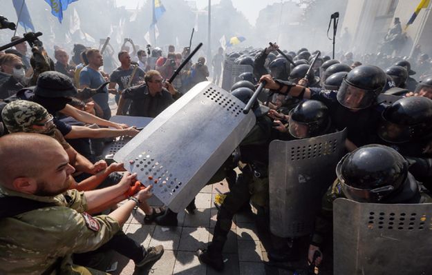 Zamieszki przed parlamentem Ukrainy w Kijowie. Są ranni i co najmniej jeden zabity