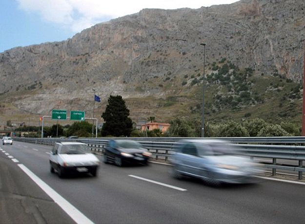 Sycylia podzielona na pół. Autostrada łącząca Palermo i Katanię nieprzejezdna