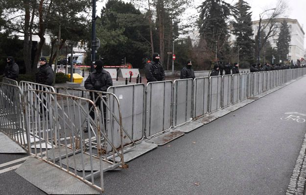 Policja: protestujący przed Sejmem blokowali drogę