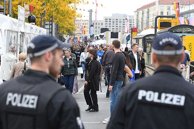 Niemcy: ataki na policję i płonące radiowozy przed Dniem Jedności Niemiec w Dreźnie