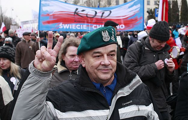 Płk Adam Mazguła wezwany na policję. Chodzi o noszenie wojskowego beretu?