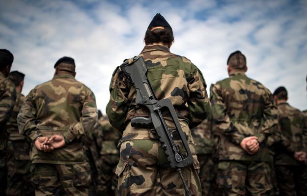 Francja: żołnierze poszli do McDonalda, w tym czasie ktoś ukradł im broń i amunicję