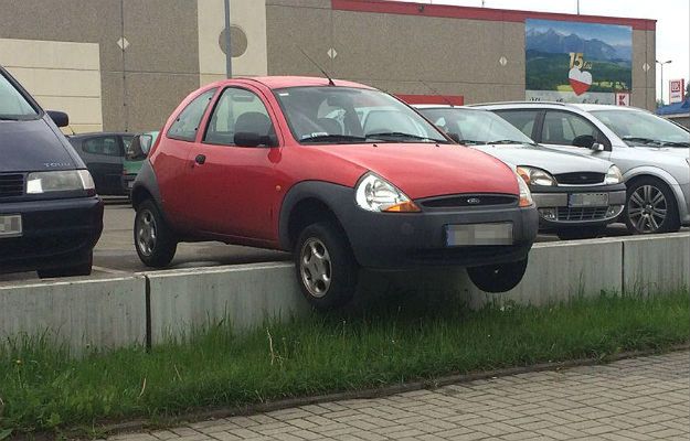 Auto zawisło na krawężniku. Pijana właścicielka przyjechała do sklepu po wódkę