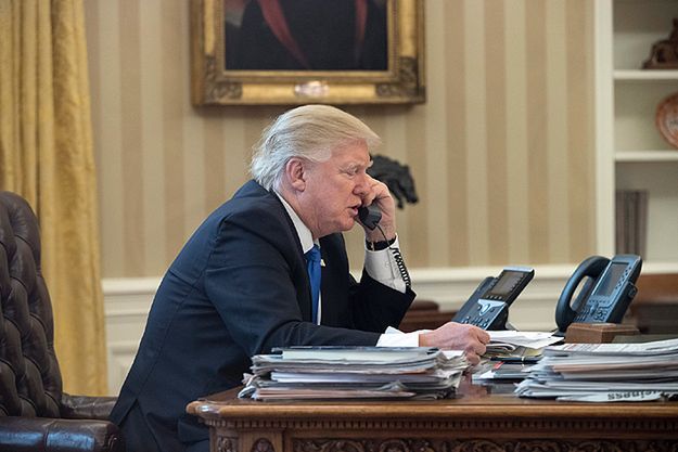 Donald Trump podczas rozmowy z Władimirem Putinem