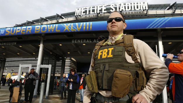 Agent FBI podczas zawodów Super Bowl, w New Jersey w 2014 r.
