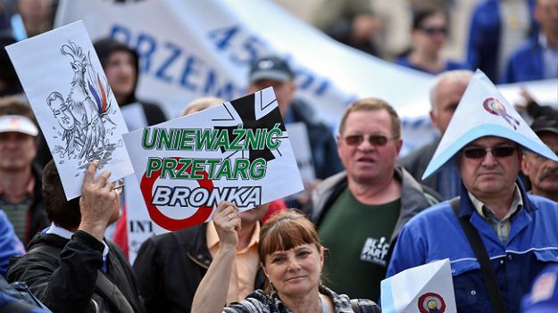 Manifestacja pracowników Wytwórni Sprzętu Komunikacyjnego PZL-Świdnik przed Pałacem Prezydenckim w Warszawie