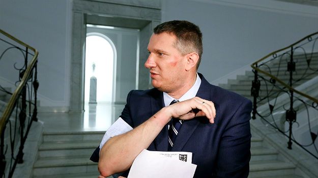 Po bójce z policją Przemysław Wipler zaprezentował w Sejmie swoje obrażenia