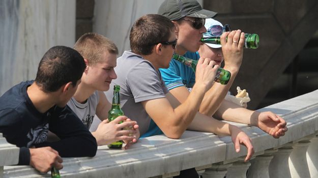 Wielu Polakom Rosjanie kojarzą się z piciem dużych ilości alkoholu