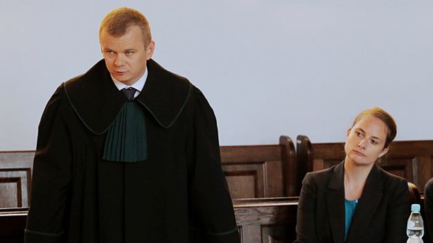 Pełnomocnik Mustafy Ahmeda al-Hawsawiego, mec. Bogumił Zygmont oraz Kyra Hild z brytyjskiej organizacji Redress na sali rozpraw