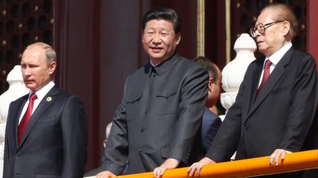 Xi Jinping (na zdjęciu w środku)