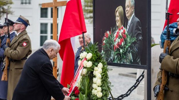 Obchody rocznicy katastrofy smoleńskiej przed Pałacem Prezydenckim 10.04.2016 r.