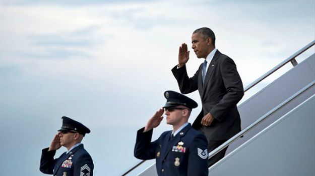Prezydent Baracka Obama wysiada z samolotu Air Force One w bazie Joint Base Andrews