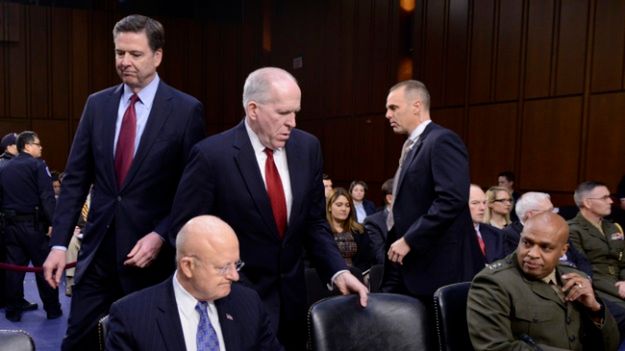 Od lewej: szef FBI James Comey i szef CIA John Brennan