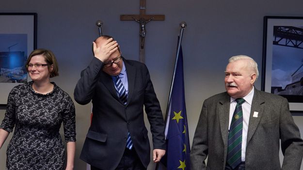 B. prezydent RP Lech Wałęsa ze swoją córką i asystentką Anną Domińską i prezydent Gdańska Paweł Adamowicz w nowym biurze Wałęsy w styczniu 2015 r.