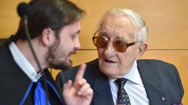 Karol Tendera i jego radca prawny Szymon Topa na sali rozpraw