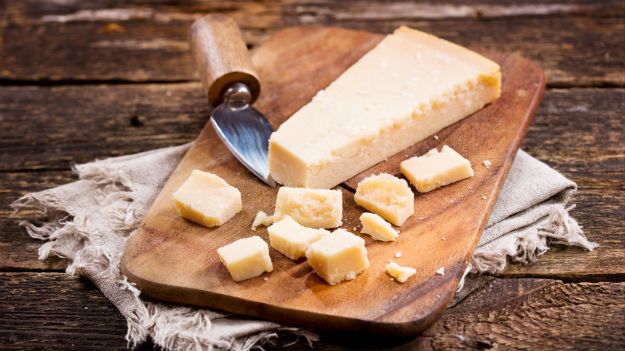 Parmigiano ma nieco ostrzejszy smak niż Grana Padano