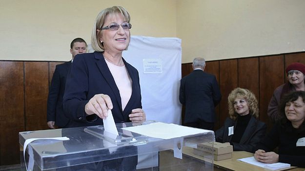 Kandydatka na prezydenta, szefowa parlamentu Cecka Caczewa podczas głosowania