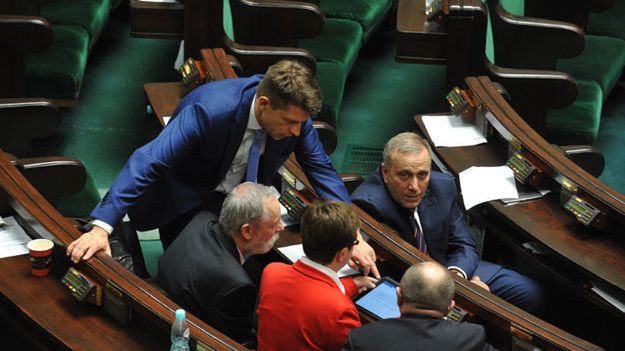 Schetyna i Petru na sali sejmowej 16 grudnia