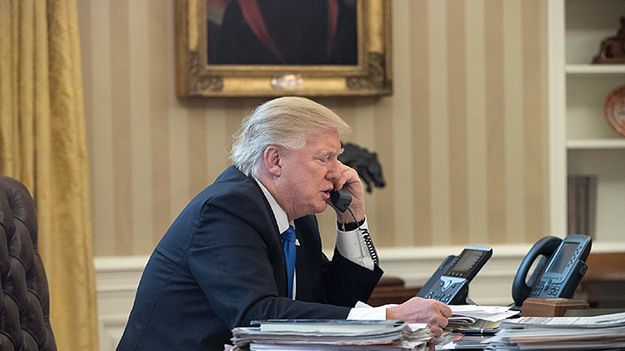 Donald Trump podczas rozmowy z Władimirem Putinem