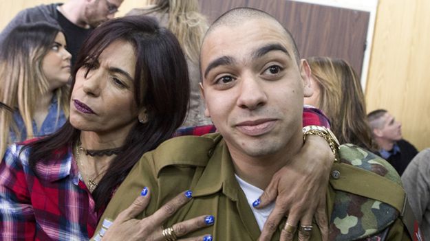 Elor Azaria z matką na sali sądowej