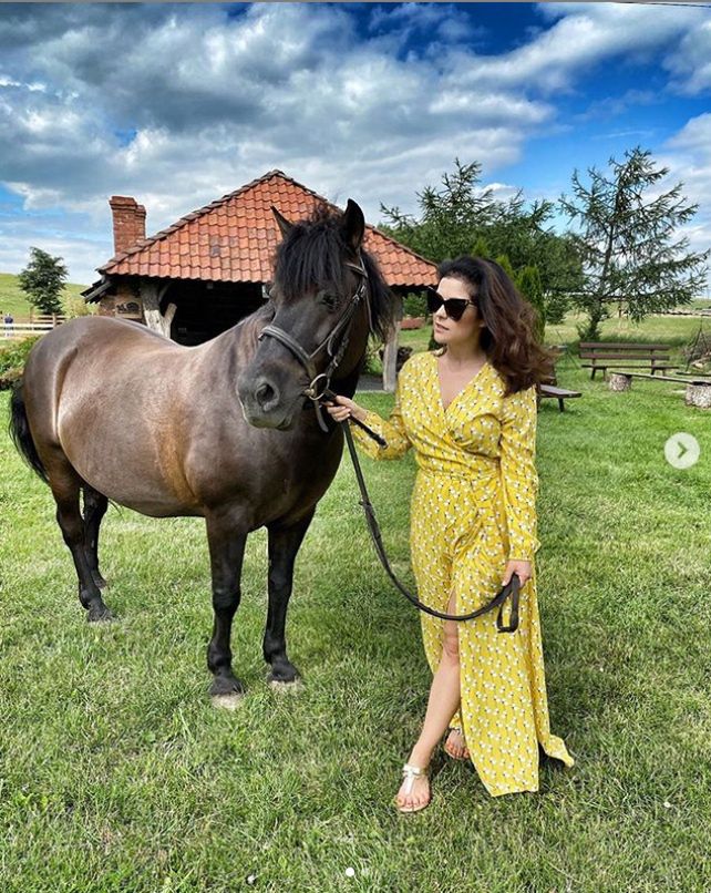 Kasia Cichopek uczy córkę jeździć konno