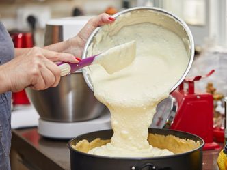 Cena "serniczka" ostro w górę. Ekspert podsumowuje podwyżki cen produktów. Kluczowe są jaja