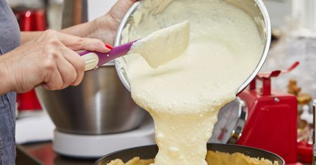 Cena "serniczka" ostro w górę. Ekspert podsumowuje podwyżki cen produktów. Kluczowe są jaja