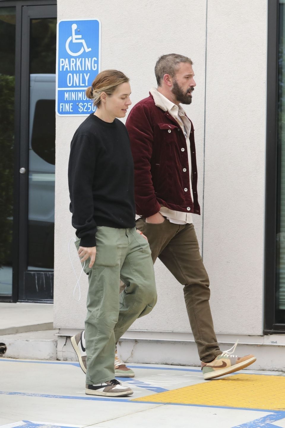 Ben Affleck z nietęgą miną maszeruje na lunch