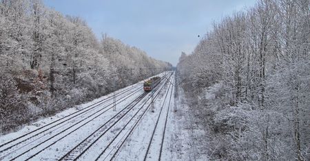 Podróże w czasie pandemii. Jakimi środkami transportu możemy jeździć po Polsce?