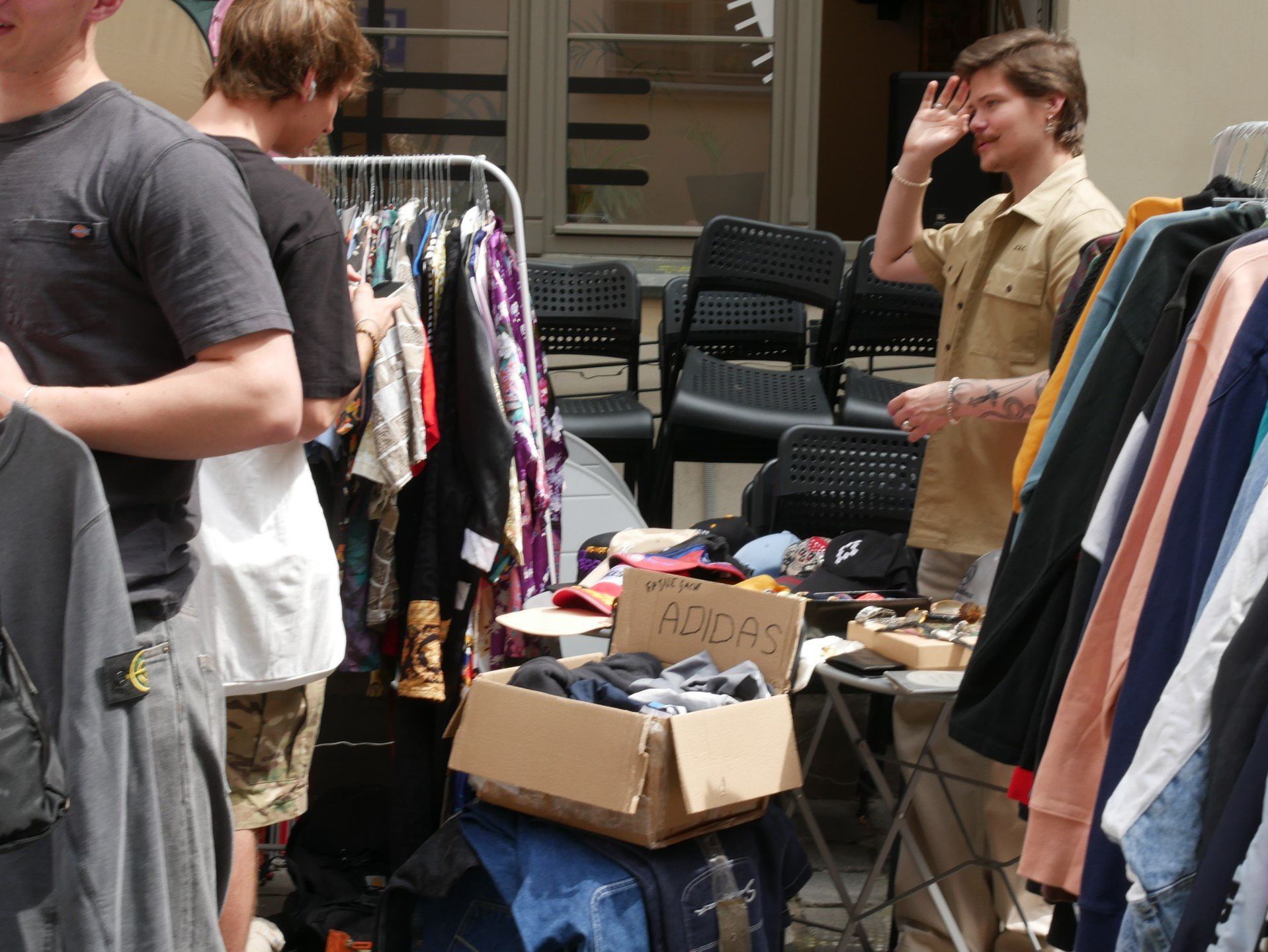 Vintage Market Wrocław 2025: Recepcja w klimacie retro! Moda vintage, Y2K i dodatki hand made przyciągnęły wielbicieli stylu z dawnych lat.