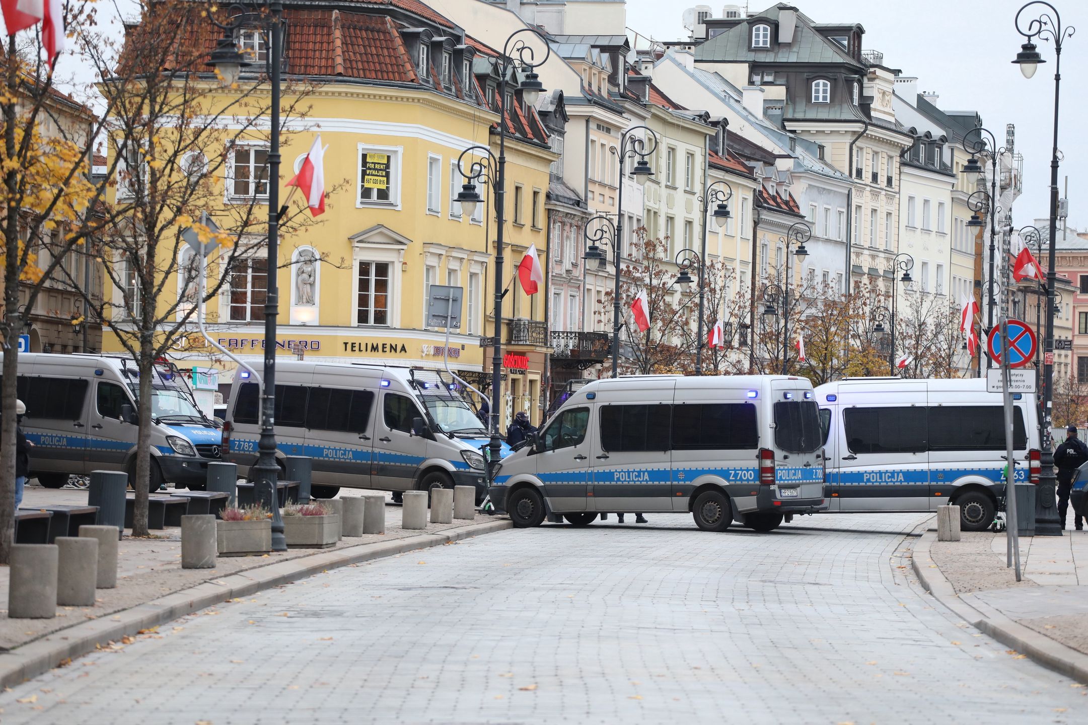 127. miesięcznica smoleńska. Politycy PiS złozyli kwiaty przed pomnikami na zamkniętym pl. Piłsudskiego