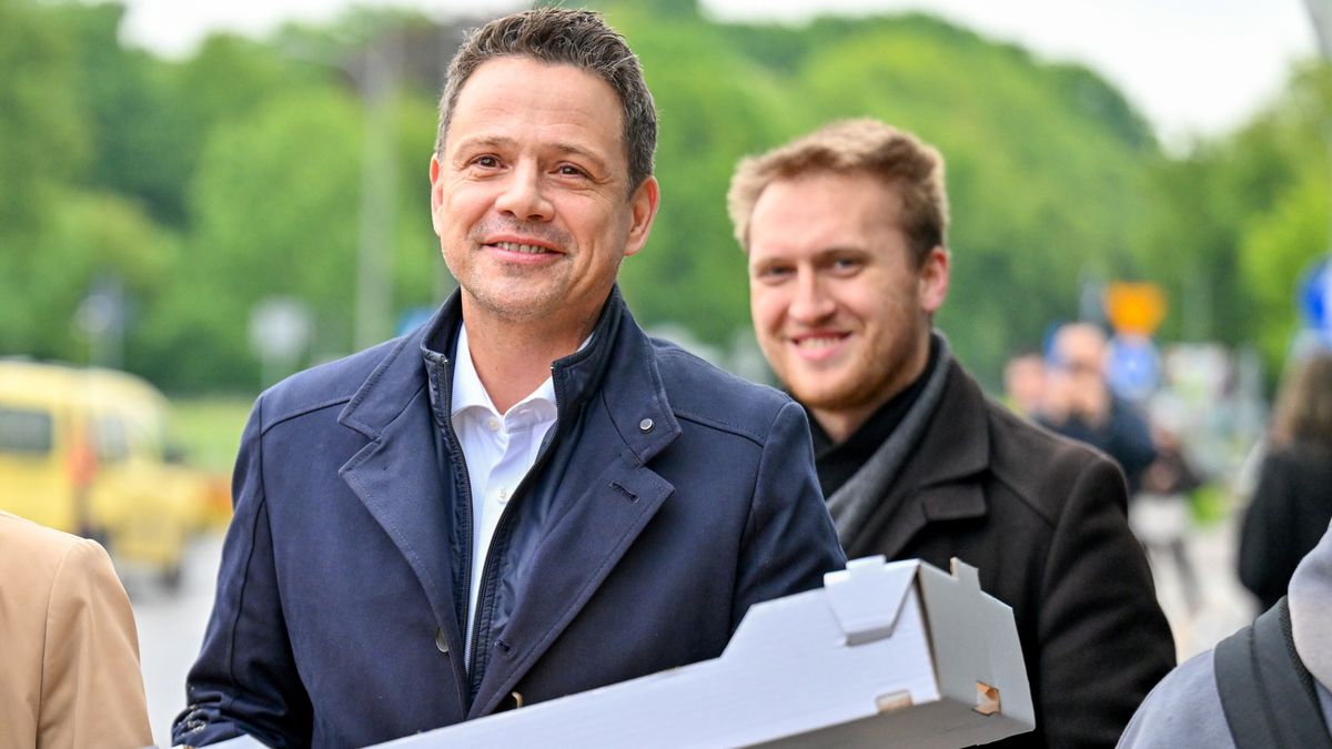 Rafał Trzaskowski rozdaje jabłka na ulicach Kielc