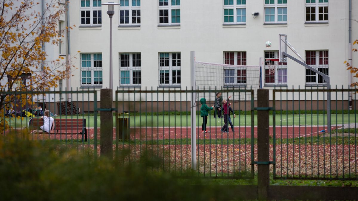 spacer dziecko rodzina 500+ szkoła boisko szkolne dzieci