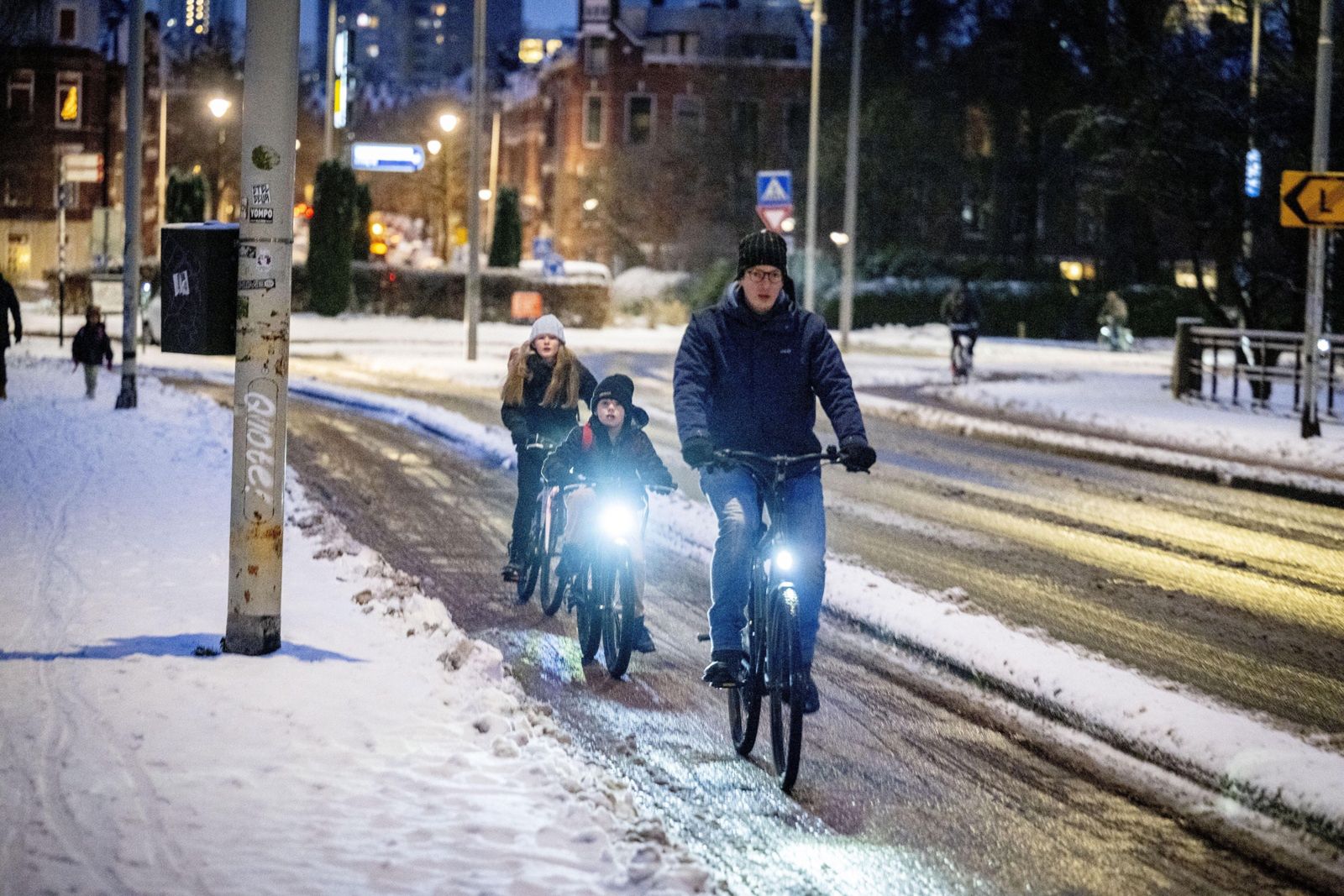wiadomości,aktualności,WP Wiadomości Zima w Holandii. Zasypane drogi, wstrzymane pociągi i setki lotów