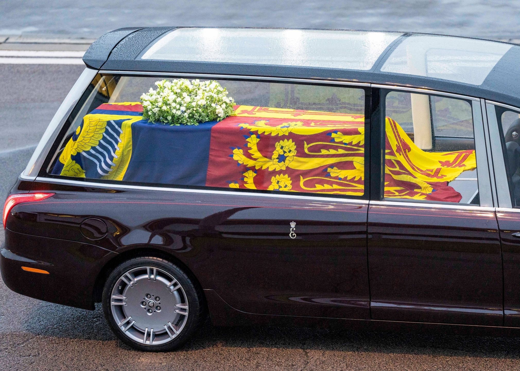 The Coffin of Queen Elizabeth II Lands at RAF NortholtLondon, UNITED KINGDOM  - The coffin of Queen Elizabeth II lands at RAF Northolt and is transferred to the Royal hearse before making its way to Buckingham Palace*UK Clients - Pictures Containing ChildrenPlease Pixelate Face Prior To Publication*,Image: 722444527, License: Rights-managed, Restrictions: Pool - No Restrictions, Model Release: no, Pictured: Princess Anne and Sir Timothy Laurence, Credit line: BACKGRID / Backgrid UK / ForumBACKGRID / Backgrid UK / ForumGV, General View, Crowd, People, Queen Elizabeth II, Coffin, Buckingham Palace