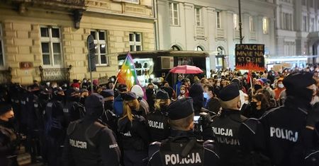 Strajk Kobiet w Warszawie. Policja użyła gazu. Ucierpiała Marta Lempart