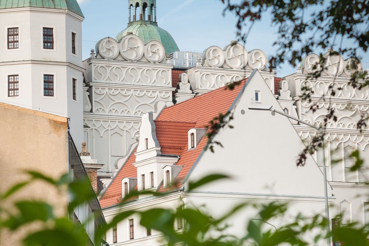 Zamek Książąt Pomorskich to monumentalny zabytek, olśniewający bielą murów