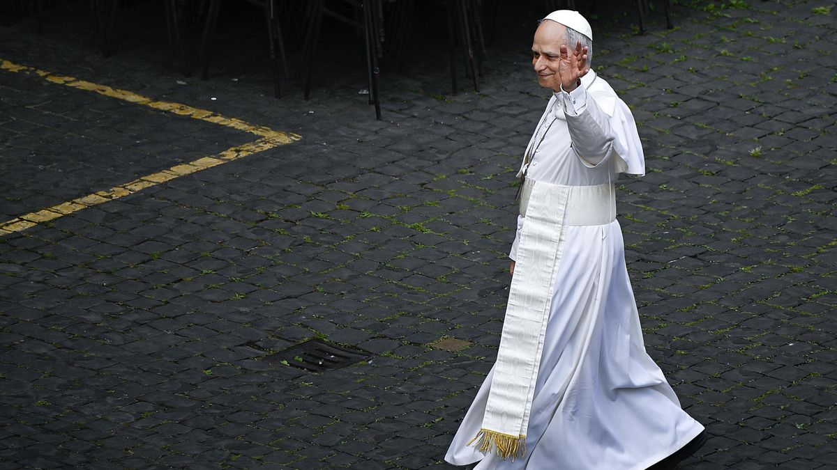 Pope Leo XIV waves at faithfuls as he walks inside the Vatican before the Regina Coeli prayer, Vatican City, 11 May 2025. EPA/RICCARDO ANTIMIANI Dostawca: PAP/EPA.