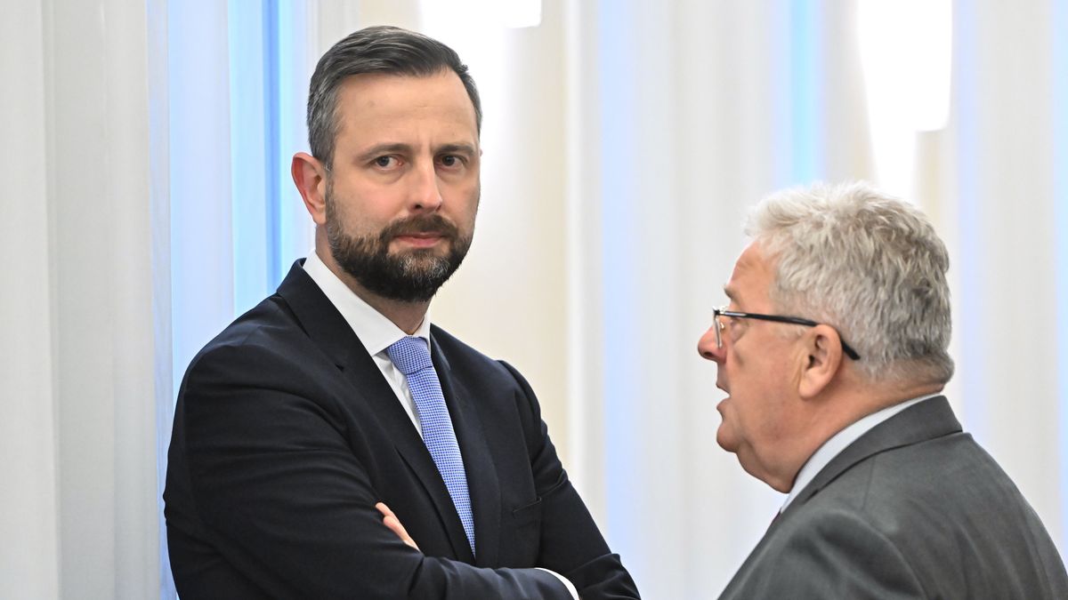 W�adys�aw Kosiniak-Kamysz, Czes�aw Siekierski
Warszawa, 13.06.2024. Wicepremier, minister obrony narodowej W�adys�aw Kosiniak-Kamysz (L) i minister rolnictwa i rozwoju wsi Czes�aw Siekierski (P) przed posiedzeniem rz�du w KPRM w Warszawie, 13 bm. Ministrowie zajm� si� m.in. p�ac� minimaln� w 2025 r. i za�o�eniami do przysz�orocznego bud�etu. (mr) PAP/Radek Pietruszka
Radek Pietruszka
kancelaria prezesa rady ministr�, kancelaria prezesa rady ministr�w, kprm, polityk polityka, posiedzenie, rada ministr�w, rz�d, rz�d Donalda Tuska, rz�du, W�adys�aw Kosiniak Kamysz, posiedzenie posiedzenia